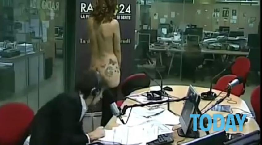 Efe Bal nuda a La Zanzara