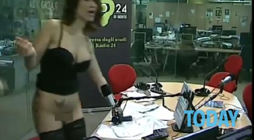 Efe Bal si alza il vestito a La Zanzara