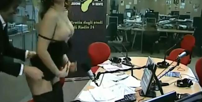 Efe Bal si spoglia a La Zanzara